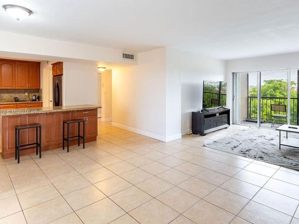 9110 Fontainebleau Blvd 502, Miami FL 33172