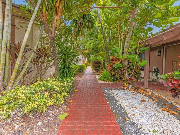 2627 S Parkview Dr 2627, Hallandale Beach FL 33009
