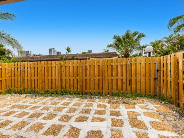 2627 S Parkview Dr 2627, Hallandale Beach FL 33009