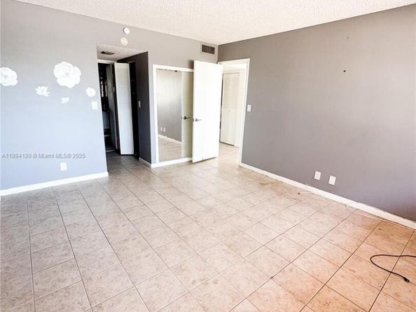 2025 NE 164th St 206, North Miami Beach FL 33162