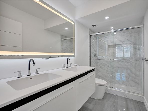 1950 S Ocean Dr 8J, Hallandale Beach FL 33009
