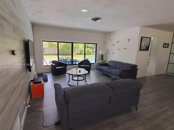 2020 NE 203rd St, Miami FL 33179