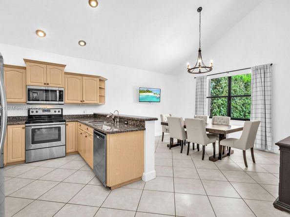 11575 S Quayside Dr, Cooper City FL 33026