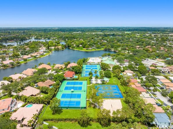 11575 S Quayside Dr, Cooper City FL 33026