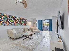 600 Parkview Dr 227, Hallandale Beach FL 33009