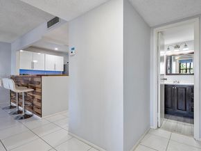 600 Parkview Dr 227, Hallandale Beach FL 33009