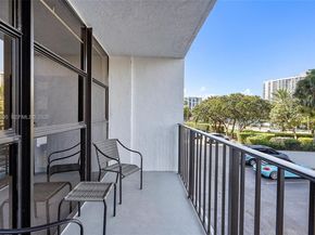 600 Parkview Dr 227, Hallandale Beach FL 33009