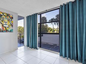 600 Parkview Dr 227, Hallandale Beach FL 33009