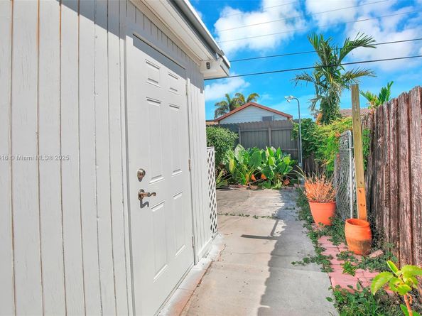 7950 NW 174th Ter, Hialeah FL 33015