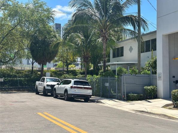 364 SW 11th St, Miami FL 33130