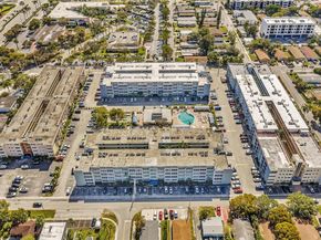 329 SE 3rd St 403T, Hallandale Beach FL 33009