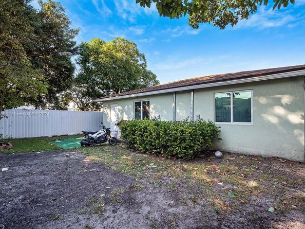 1236 NW 27th St, Miami FL 33142