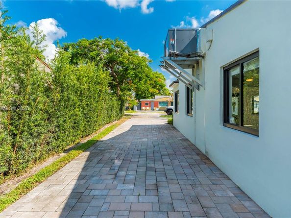 2510 Thomas St, Hollywood FL 33020