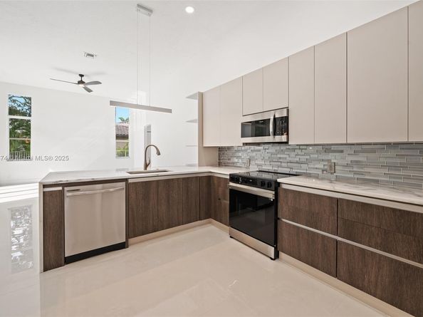 1807 Victoria Pointe Cir, Weston FL 33327
