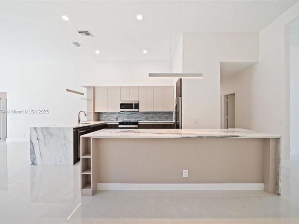 1807 Victoria Pointe Cir, Weston FL 33327