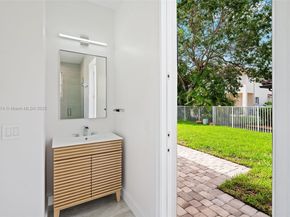 1807 Victoria Pointe Cir, Weston FL 33327