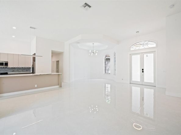 1807 Victoria Pointe Cir, Weston FL 33327