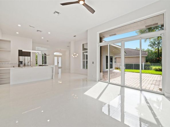 1807 Victoria Pointe Cir, Weston FL 33327