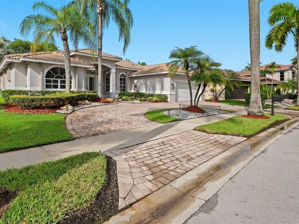 1807 Victoria Pointe Cir, Weston FL 33327