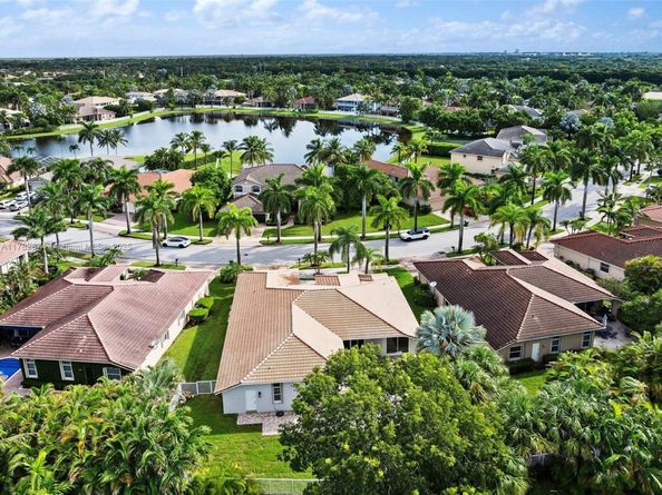 1807 Victoria Pointe Cir, Weston FL 33327
