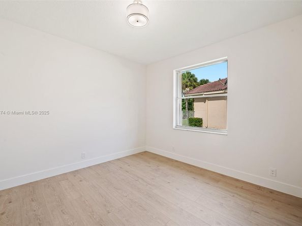 1807 Victoria Pointe Cir, Weston FL 33327