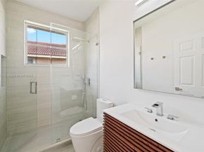 1807 Victoria Pointe Cir, Weston FL 33327