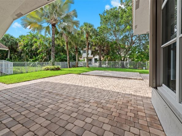 1807 Victoria Pointe Cir, Weston FL 33327