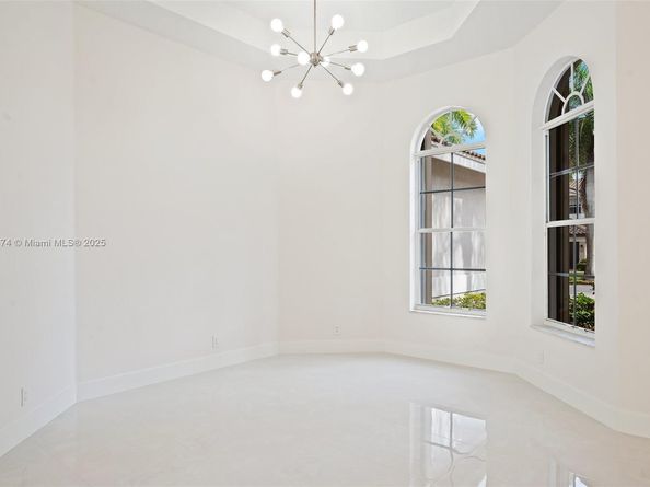 1807 Victoria Pointe Cir, Weston FL 33327