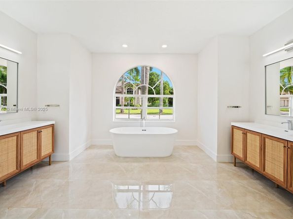 1807 Victoria Pointe Cir, Weston FL 33327