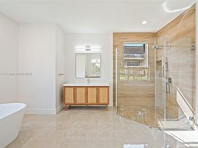 1807 Victoria Pointe Cir, Weston FL 33327
