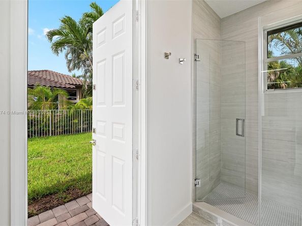 1807 Victoria Pointe Cir, Weston FL 33327