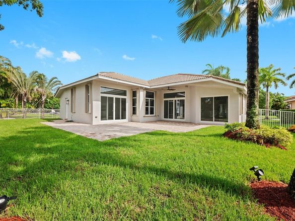 1807 Victoria Pointe Cir, Weston FL 33327