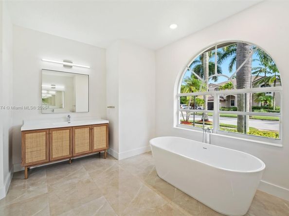 1807 Victoria Pointe Cir, Weston FL 33327