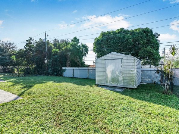 3240 NW 17th St, Lauderhill FL 33311