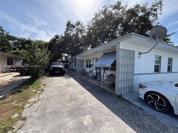 3390 NW 50th St, Miami FL 33142