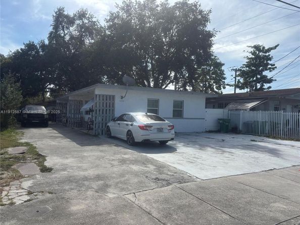 3390 NW 50th St, Miami FL 33142