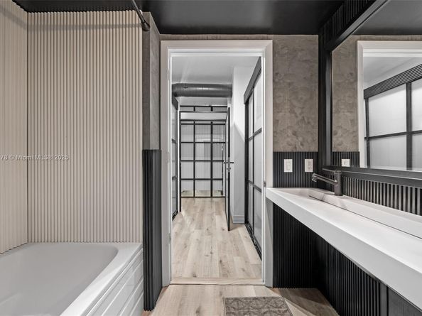 690 SW 1st Ct 2101, Miami FL 33130