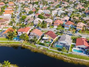 1060 NW 192nd Ave, Pembroke Pines FL 33029