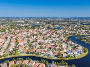 1060 NW 192nd Ave, Pembroke Pines FL 33029
