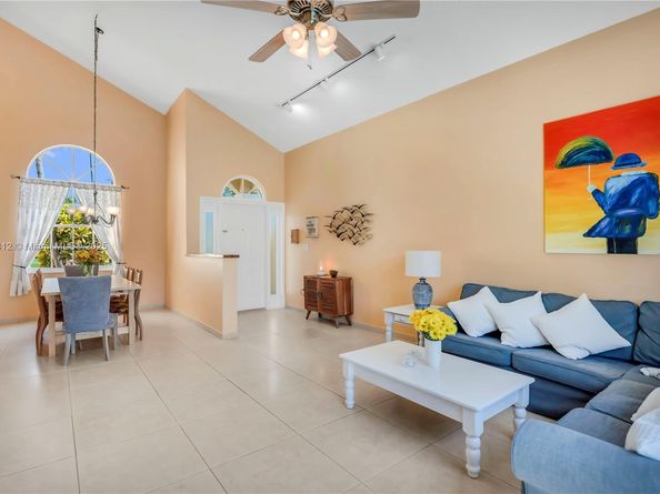 1060 NW 192nd Ave, Pembroke Pines FL 33029