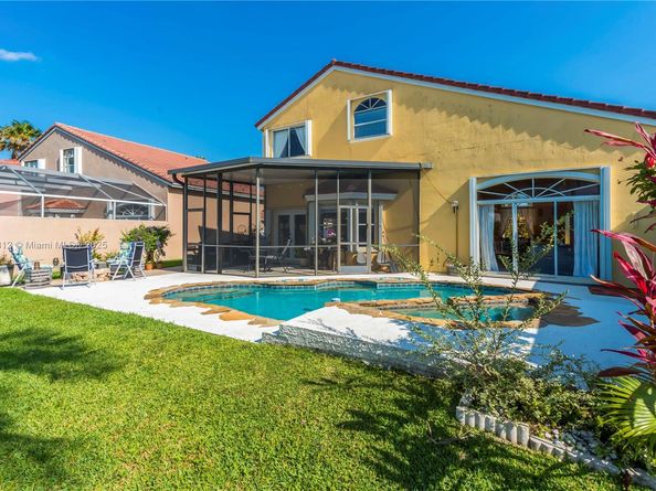 1060 NW 192nd Ave, Pembroke Pines FL 33029