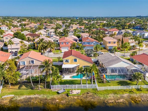 1060 NW 192nd Ave, Pembroke Pines FL 33029