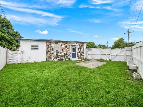 600 SW 10th St, Hallandale Beach FL 33009