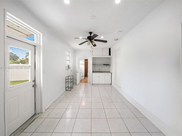 600 SW 10th St, Hallandale Beach FL 33009