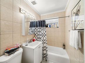 600 SW 10th St, Hallandale Beach FL 33009