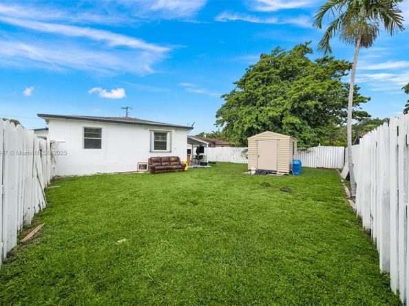 600 SW 10th St, Hallandale Beach FL 33009