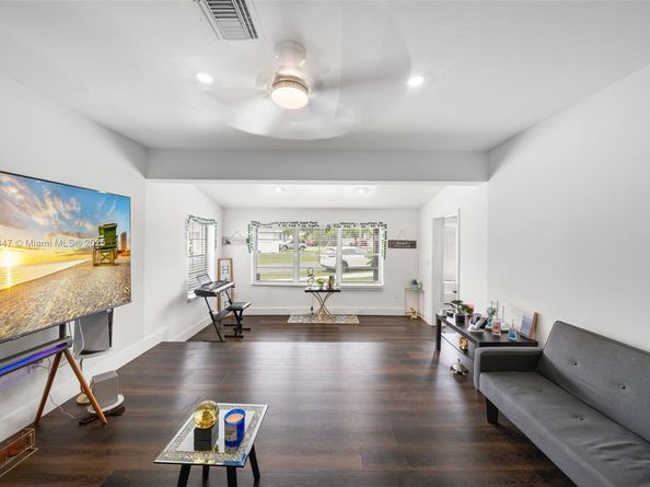 600 SW 10th St, Hallandale Beach FL 33009