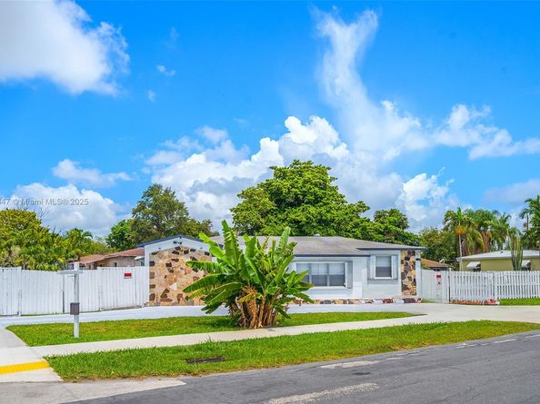 600 SW 10th St, Hallandale Beach FL 33009