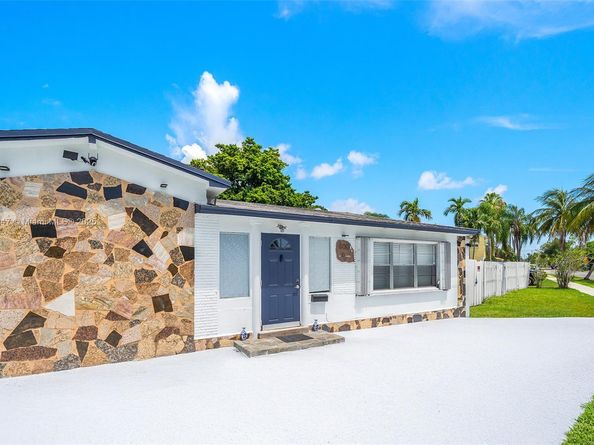 600 SW 10th St, Hallandale Beach FL 33009