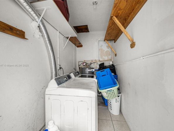600 SW 10th St, Hallandale Beach FL 33009